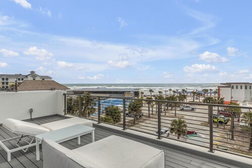 Luxury Beach House | Pool, Rooftop Deck, Ocean Views | Walk to Flagler | Sleeps 15