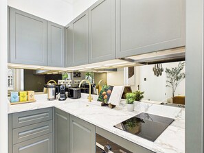 Coffee/tea maker, fridge, microwave, oven - Designer Holland Park Apartment (Greater London)