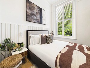 1 bedroom, iron/ironing board, travel cot, WiFi - Designer Holland Park Apartment (Greater London)