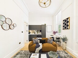 TV, offices - Designer Holland Park Apartment (Greater London)