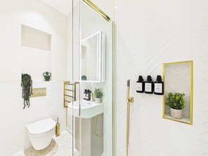 Shower, hair dryer, towels, shampoo - Designer Holland Park Apartment (Greater London)