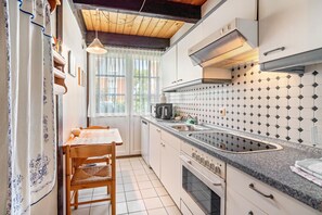 Cafetera y tetera, refrigerador, microondas y horno 