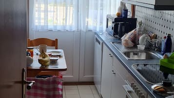 Cafetière/bouilloire, réfrigérateur, micro-ondes, four