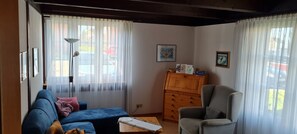 Living area - Apartment 'Fiete Pellworm' with Shared Terrace, Shared Garden and Wi-Fi (Pellworm)
