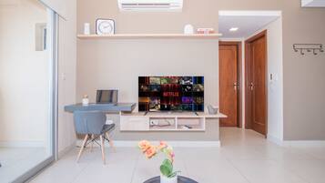 Apartamento, balcón, vistas a la ciudad | Interior