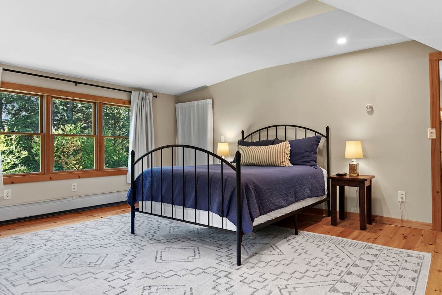 3 bedrooms, desk, WiFi, bed sheets
