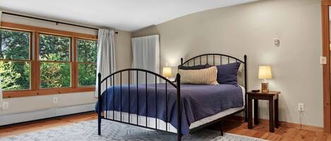 3 bedrooms, desk, WiFi, bed sheets