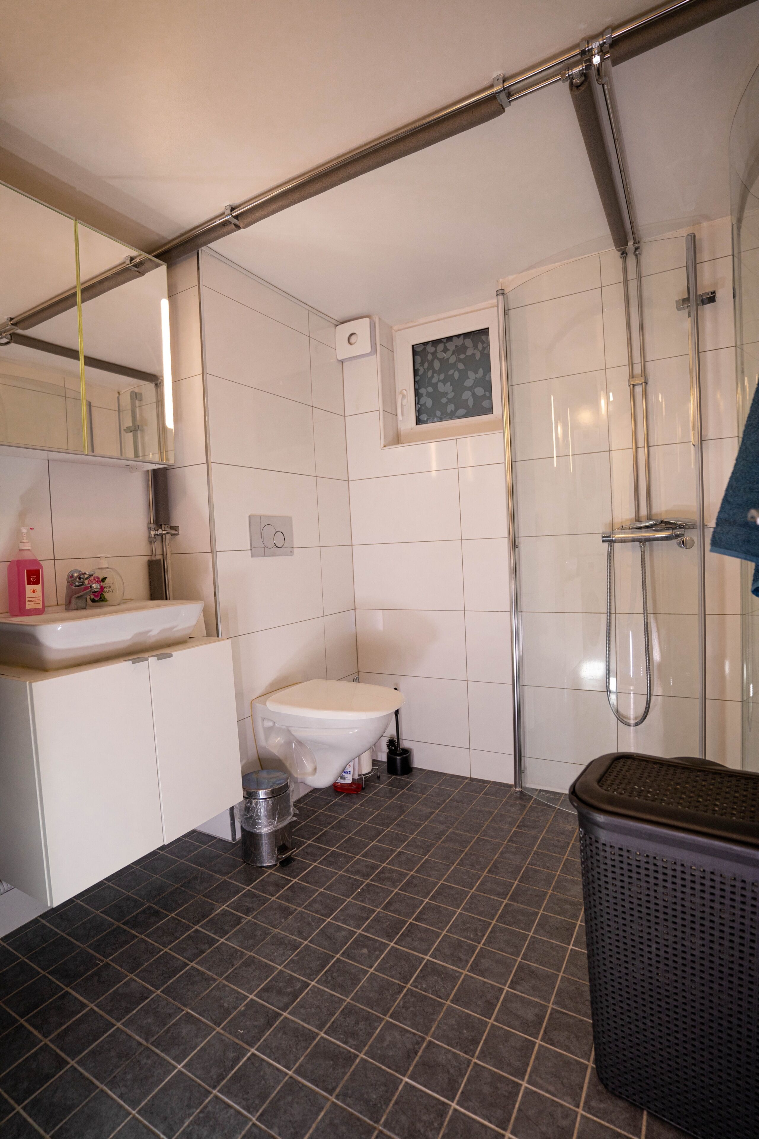 Douche, serviettes fournies, savon, papier toilette
