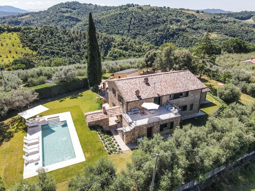 Villa with private and air conditioning near Todi. Quiet location & 100% privacy