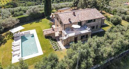 Villa with private and air conditioning near Todi. Quiet location & 100% privacy