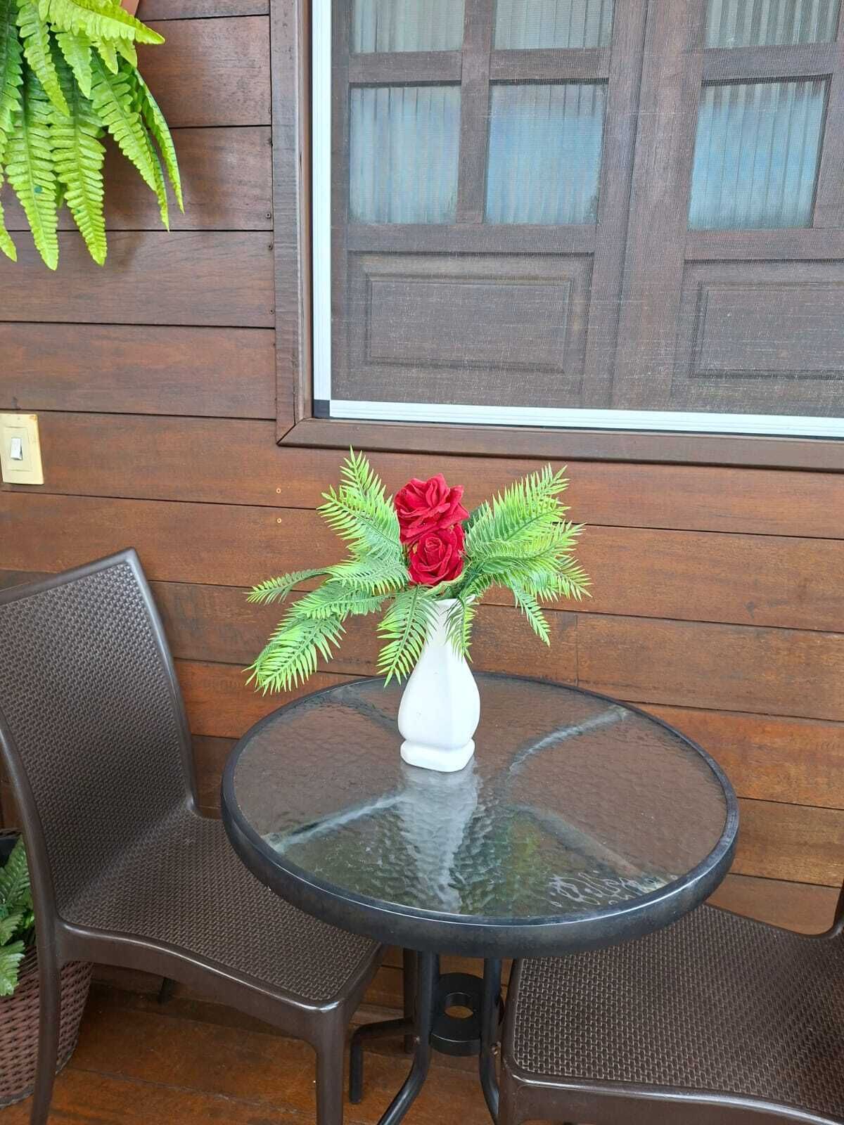 Habitación triple Confort, balcón | Restaurante al aire libre