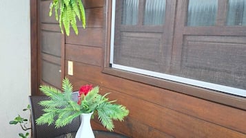 Quarto triplo conforto, sacada | Opções para refeição ao ar livre