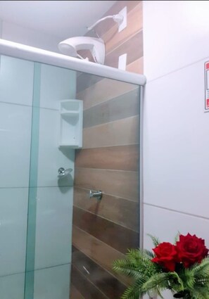 Habitación básica doble de uso individual | Baño | Regadera, amenidades de baño gratuitas, toallas, jabón 