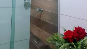 Ducha, toallas, jabón, papel higiénico