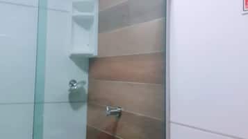 Chambre Double pour 1 personne | Salle de bain | Douche, articles de toilette gratuits, serviettes fournies, savon