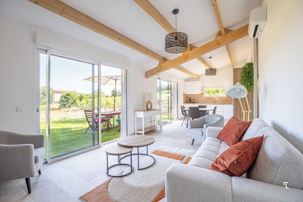 Living area - Vrbo Property (La Ciotat)