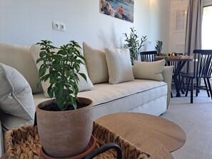 A living room with a sofa, a coffee table, and potted plants. - ALINTHEA 3, Alinda, Leros (Leros)