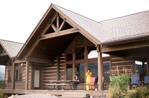 Outdoor dining - Amazing Log Cabin Rental with Pool Table in the Mountains in West Glacier, Montana (West Glacier)
