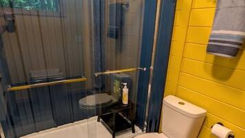 Serviettes fournies, savon, shampoing, papier toilette