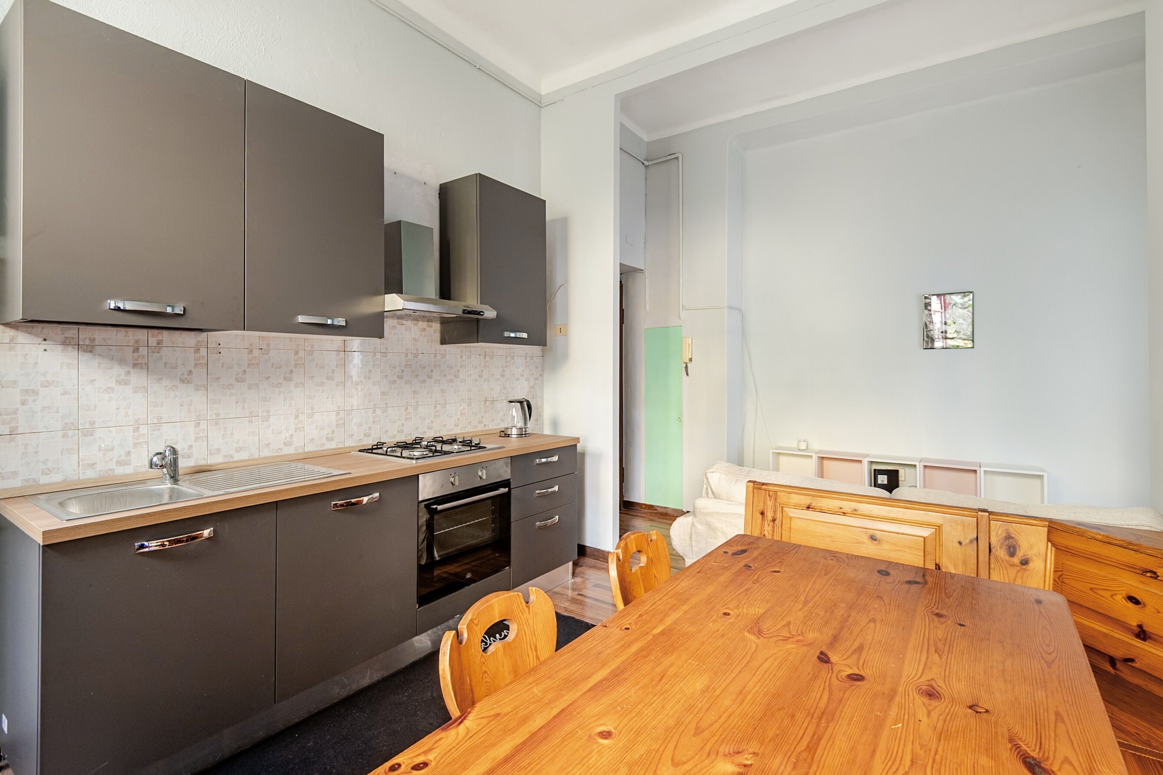 Frigorifero, forno, piano cottura, macchina per tè/caffè