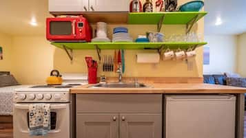 Coffee/tea maker, fridge, microwave, oven