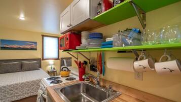 Coffee/tea maker, fridge, microwave, oven