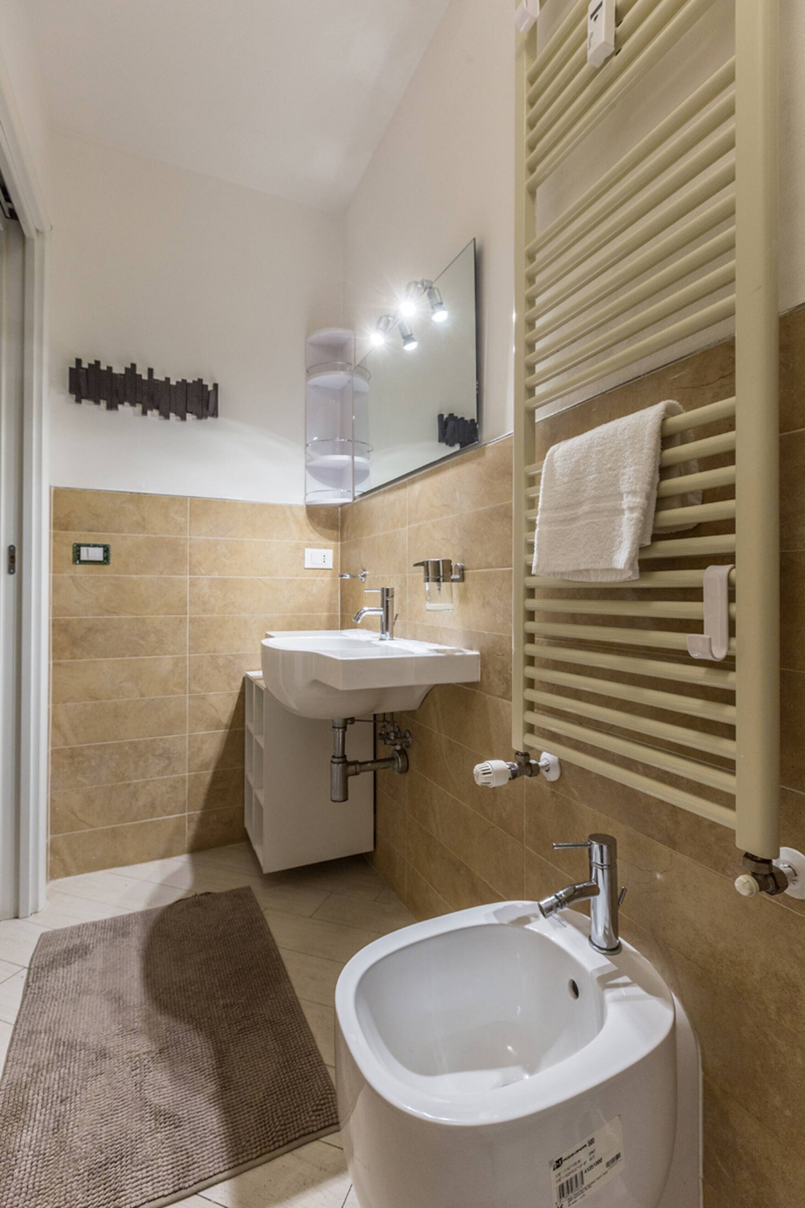 Douche, sèche-cheveux, serviettes fournies, shampoing