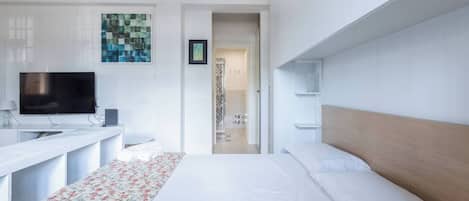 Iron/ironing board, WiFi (free), bed sheets