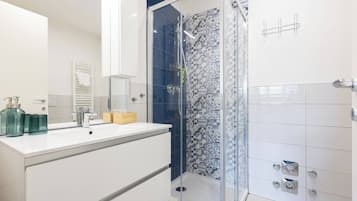 Shower, hair dryer, bidet, towels