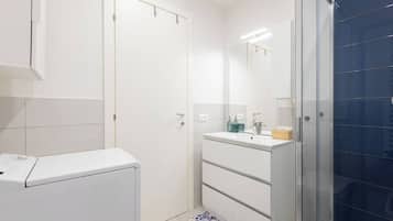 Shower, hair dryer, bidet, towels