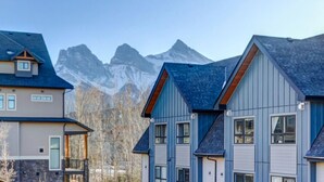 A row of modern buildings with a mountain backdrop. - Warm Mountain View Retreat (Canmore)