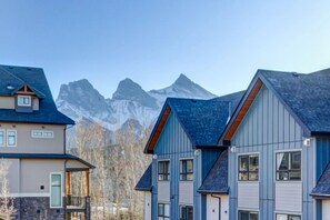 A row of modern buildings with a mountain backdrop. - Warm Mountain View Retreat (Canmore)