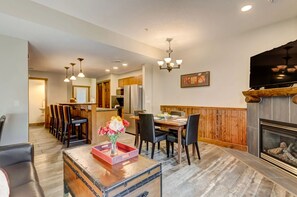 Dining - Warm Mountain View Retreat (Canmore)