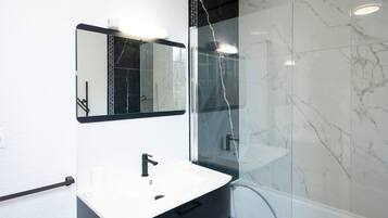 Douche, sèche-cheveux, serviettes fournies