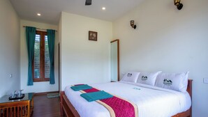 Un dormitorio con cama de madera, mesita de noche, ventana con cortinas y lámpara de pared.