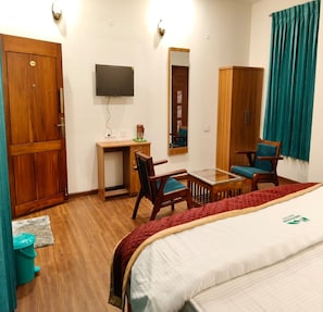 Deluxe Room | Free WiFi - Meenam Homestay  (Kodaikanal)
