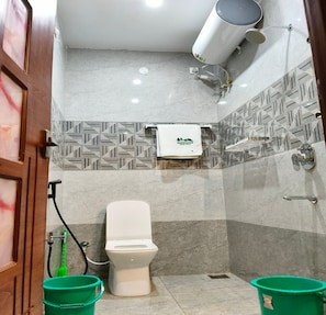 Deluxe Room | Bathroom | Towels - Meenam Homestay  (Kodaikanal)
