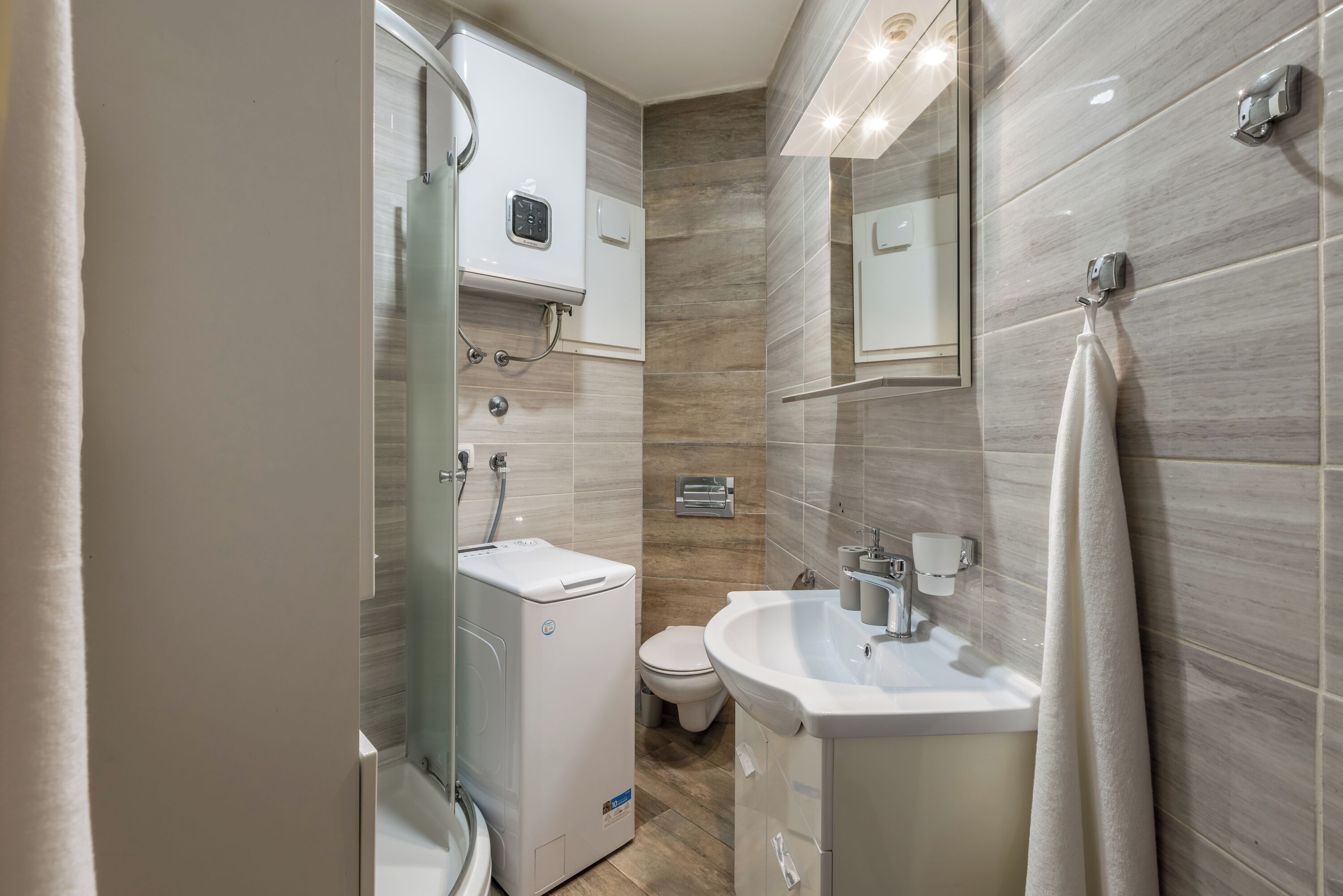 Comfort Studio | Bathroom | Hair dryer, towels, soap, toilet paper