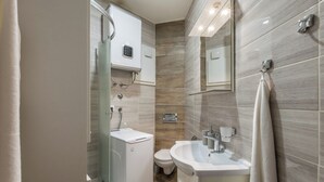 A modern bathroom with a shower, toilet, and sink. - Rećina, Studio apartment near Žnjan Beach (Split)