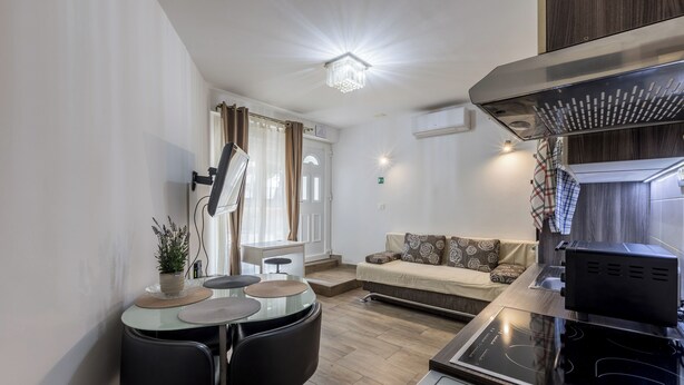 A compact living space with a kitchenette, dining area, and seating area. - Rećina, Studio apartment near Žnjan Beach (Split)