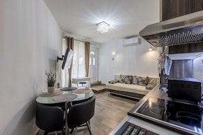 A compact living space with a kitchenette, dining area, and seating area. - Rećina, Studio apartment near Žnjan Beach (Split)