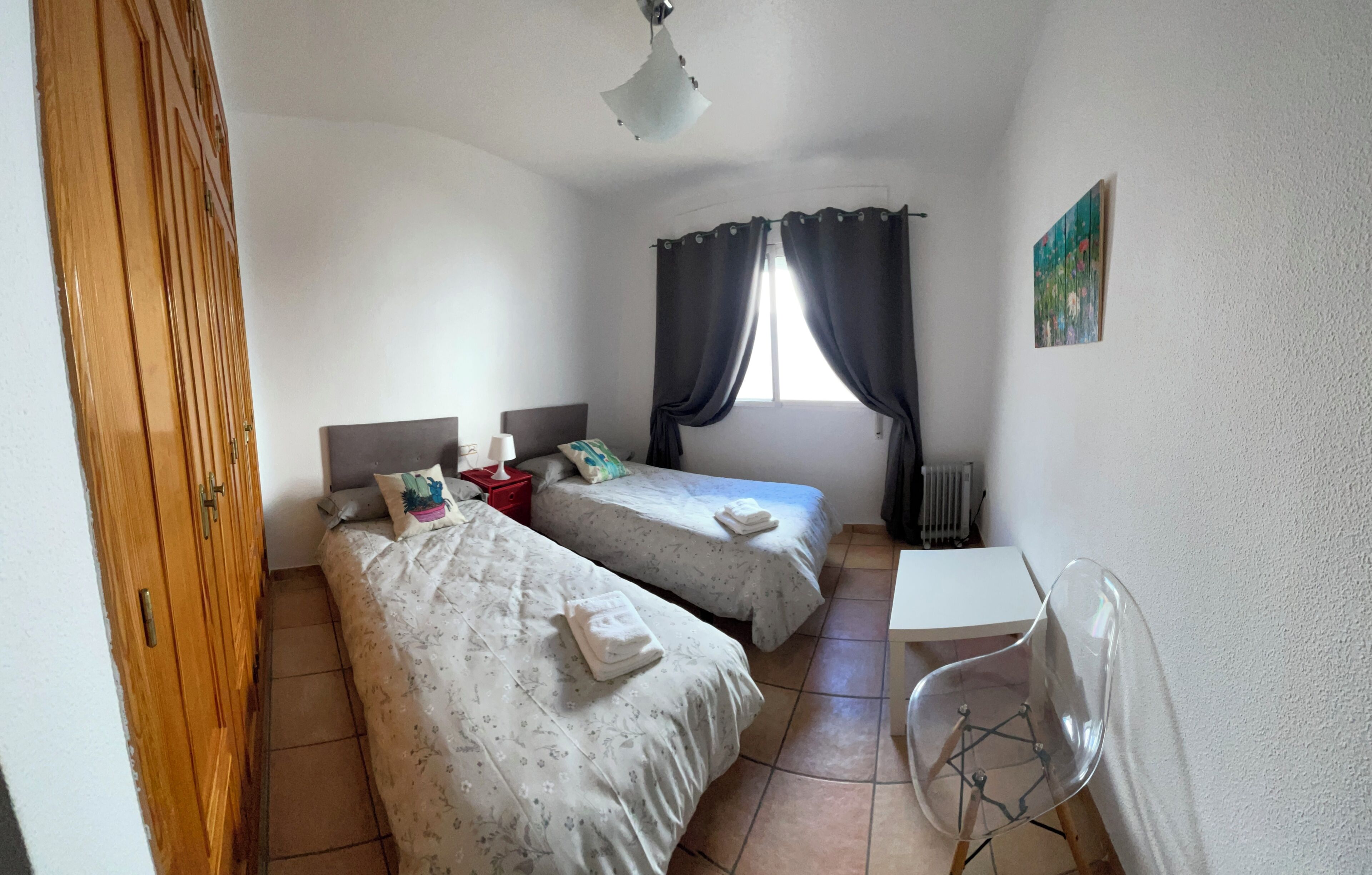 3 slaapkamers, een strijkplank/strijkijzer, wifi, beddengoed