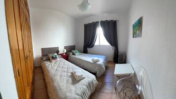 3 slaapkamers, een strijkplank/strijkijzer, wifi, beddengoed