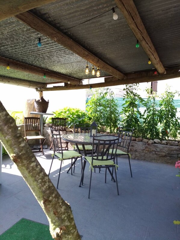 Outdoor dining - Vacation rental, a 3-star-rated furnished tourist accommodation, just outside Nevers, (Marzy)