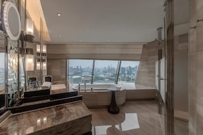 Separate bathtub and shower, free toiletries, hair dryer, slippers - Xiamen Lanyue Fliport Hotel (Siming District, Xiamen City)