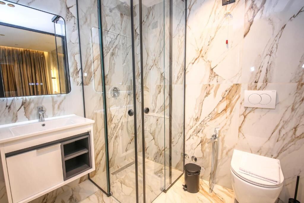 Superior-Doppelzimmer | Badezimmer | Dusche, Haartrockner, Handtücher, Toilettenpapier