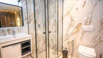 Superior-Doppelzimmer | Badezimmer | Dusche, Haartrockner, Handtücher, Toilettenpapier
