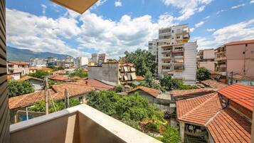 Suite, Balkon, Stadtblick | Unterkunftsgelände