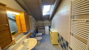Bathroom - Apartment 'Maison Adriano Lago Maggiore' with Wi-Fi (Sangiano)