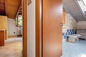 Unclassified image, 5 of 28, button - Apartment 'Maison Adriano Lago Maggiore' with Wi-Fi (Sangiano)